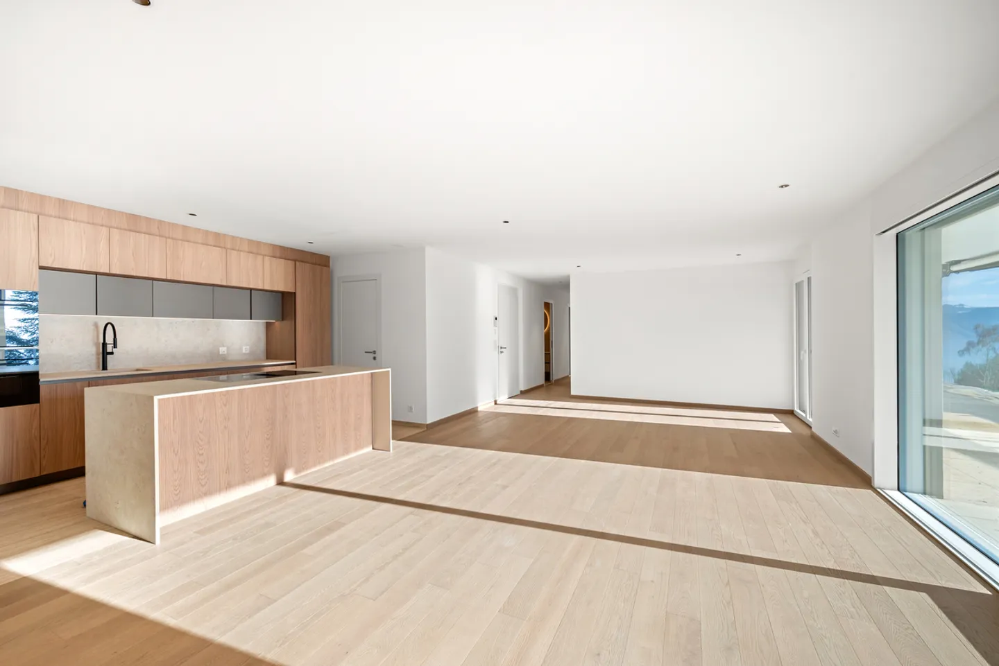 New | Terrace & garden with lake view - Photo 10 of 14