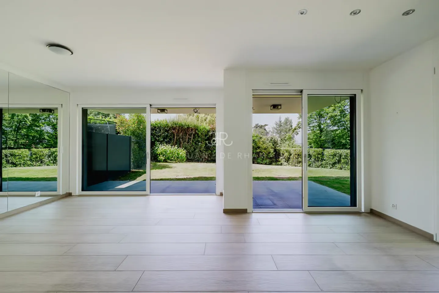Schöne zeitgenössische Villa mit Seeblick - Foto 1 von 8
