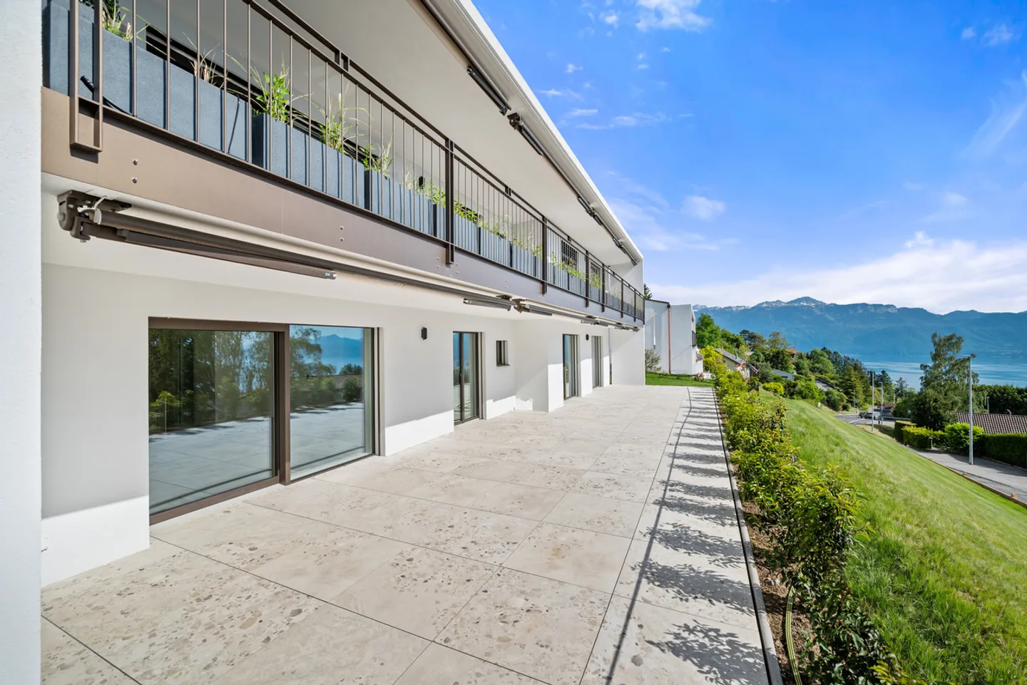New | Terrace & garden with lake view - Photo 11 of 14