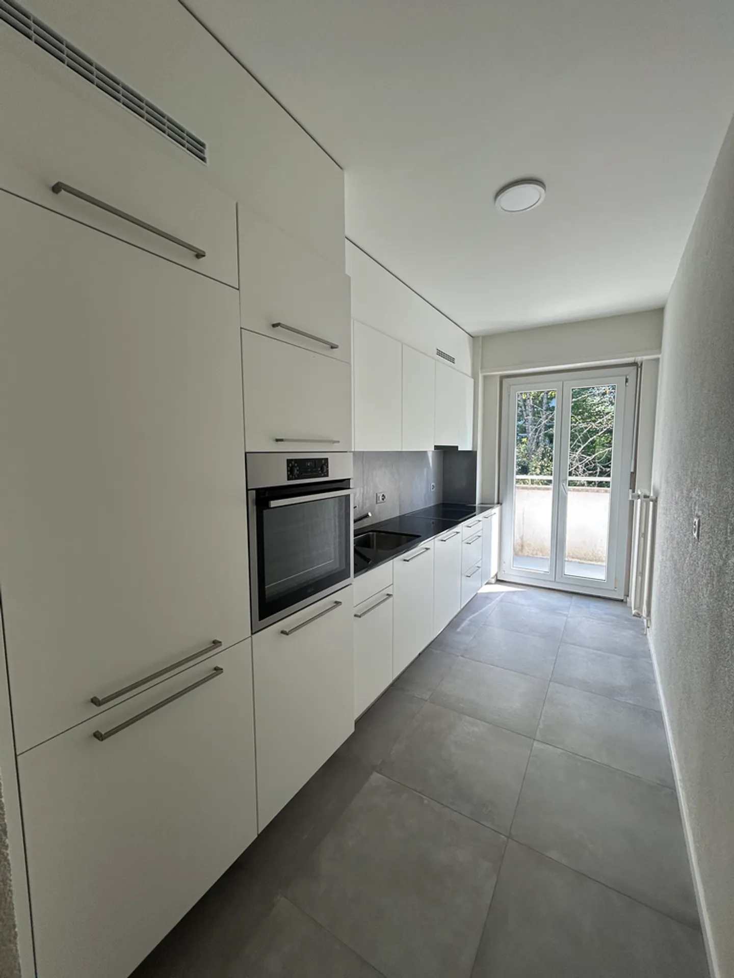 Charming Apartment with Balcony - Photo 2 of 10