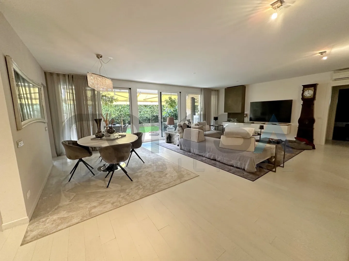 Elegant Apartment with Garden - Photo 2 of 10