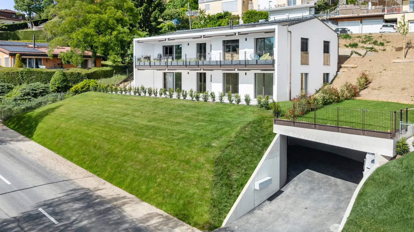 New | Terrace & garden with lake view - Photo 12 of 14