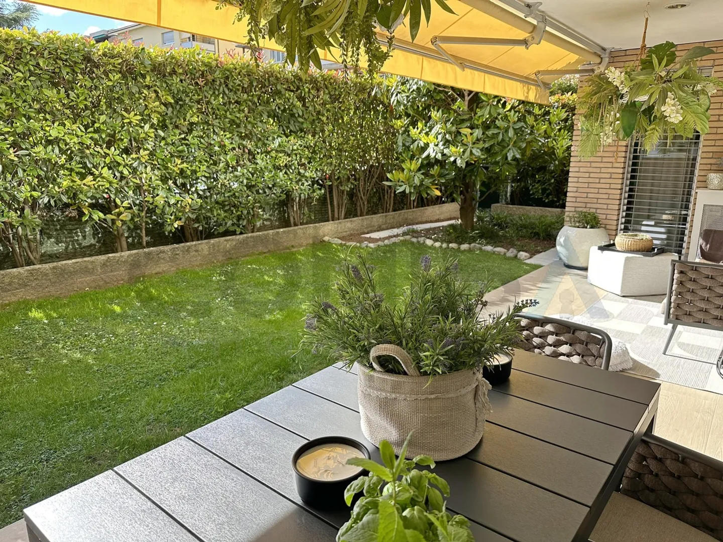 Elegant Apartment with Garden - Photo 3 of 10