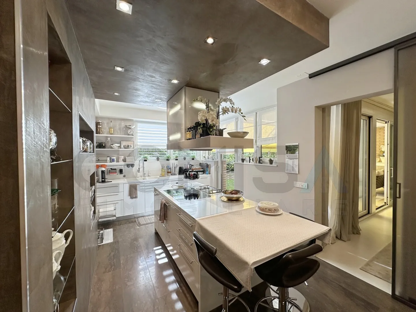 Elegant Apartment with Garden - Photo 4 of 10