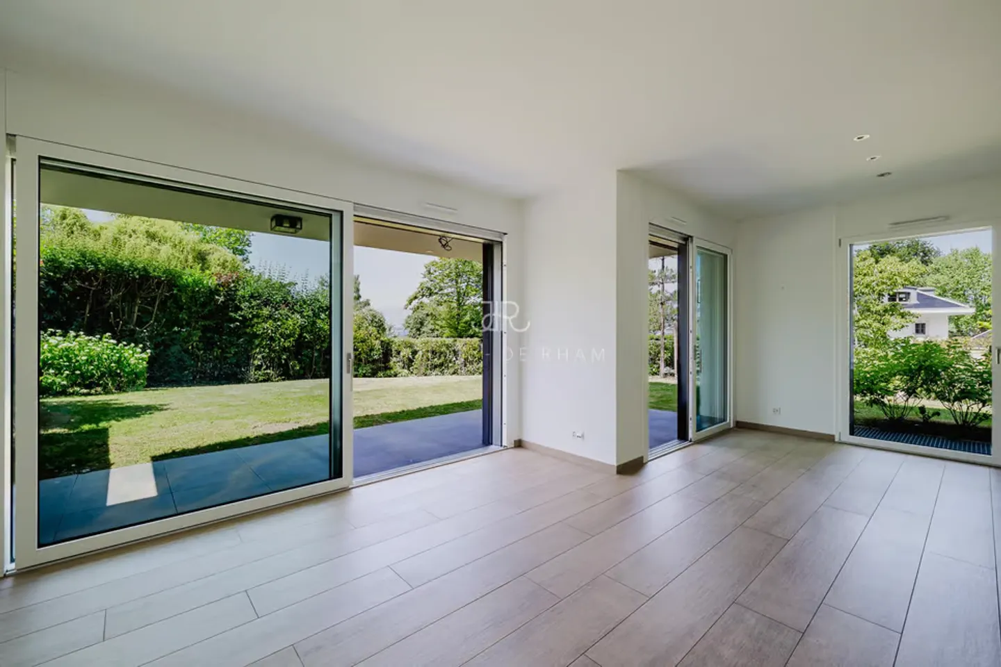 Schöne zeitgenössische Villa mit Seeblick - Foto 3 von 8