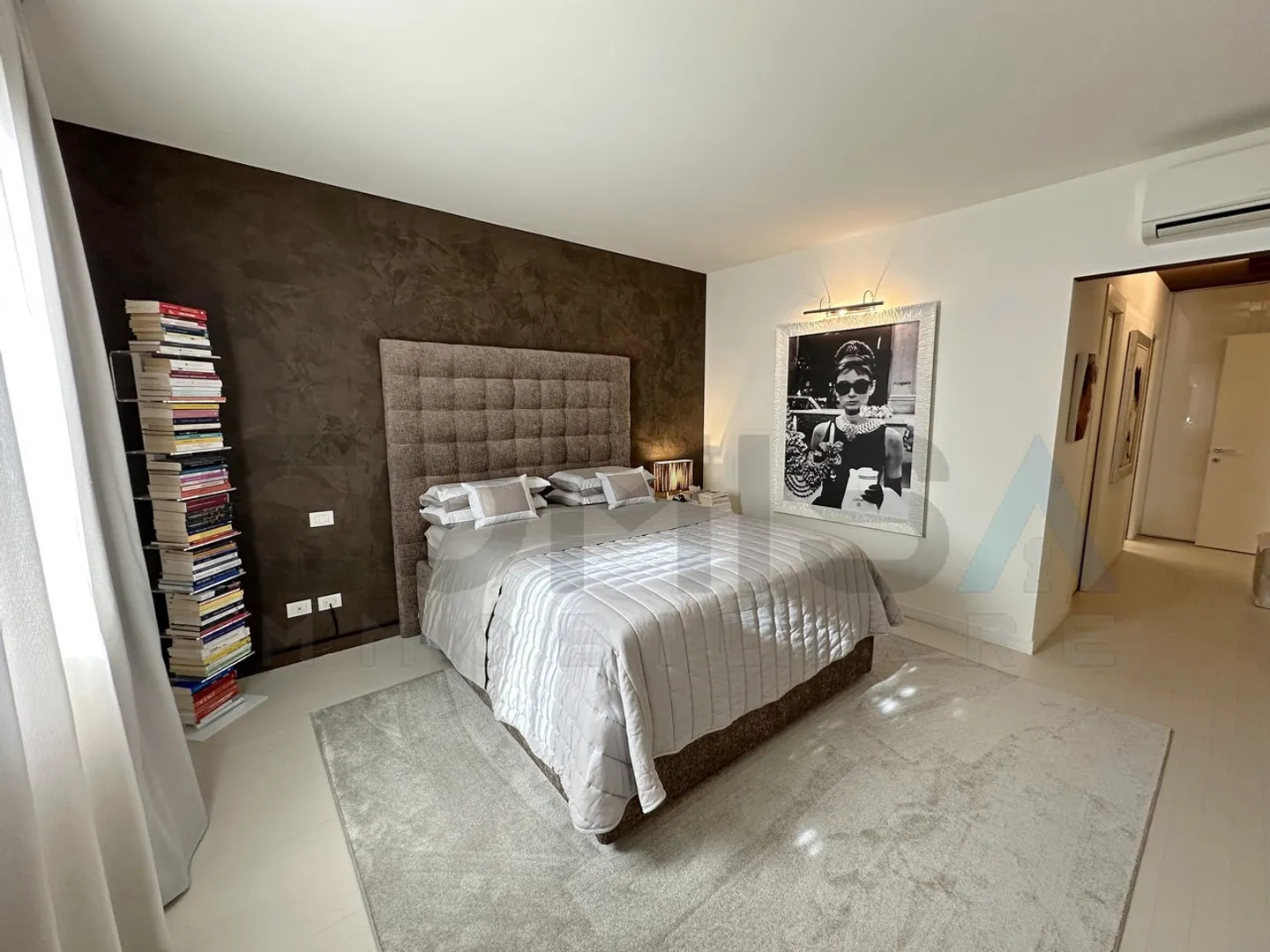 Elegant Apartment with Garden - Photo 5 of 10