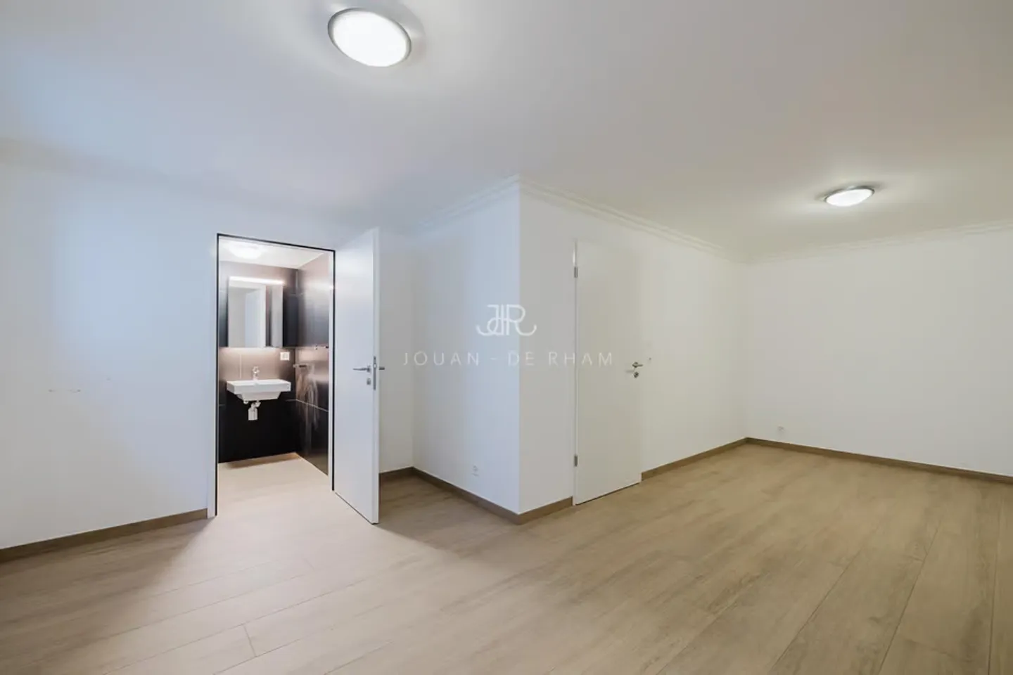 Schöne zeitgenössische Villa mit Seeblick - Foto 8 von 8