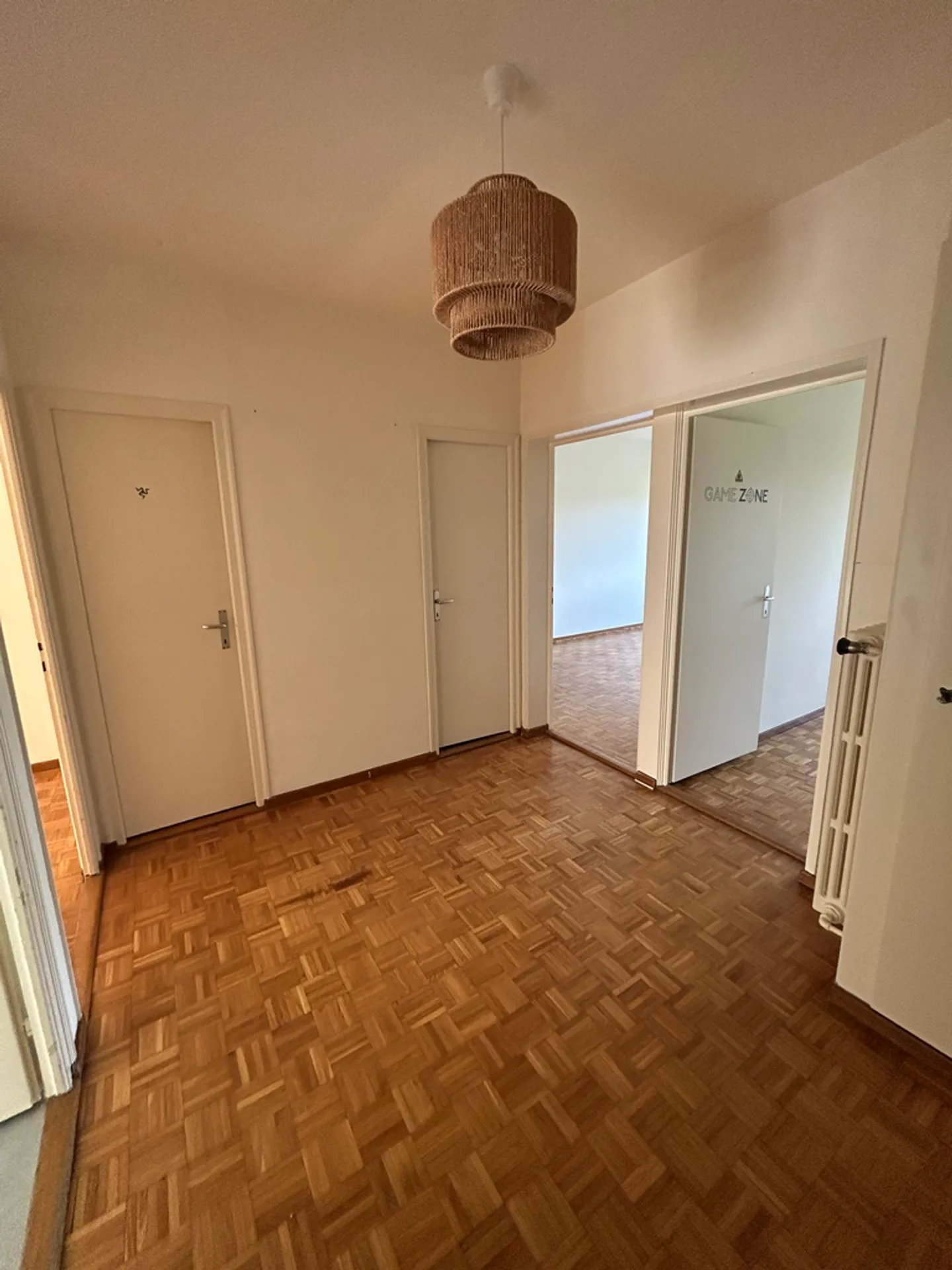 Charming Apartment with Balcony - Photo 3 of 10