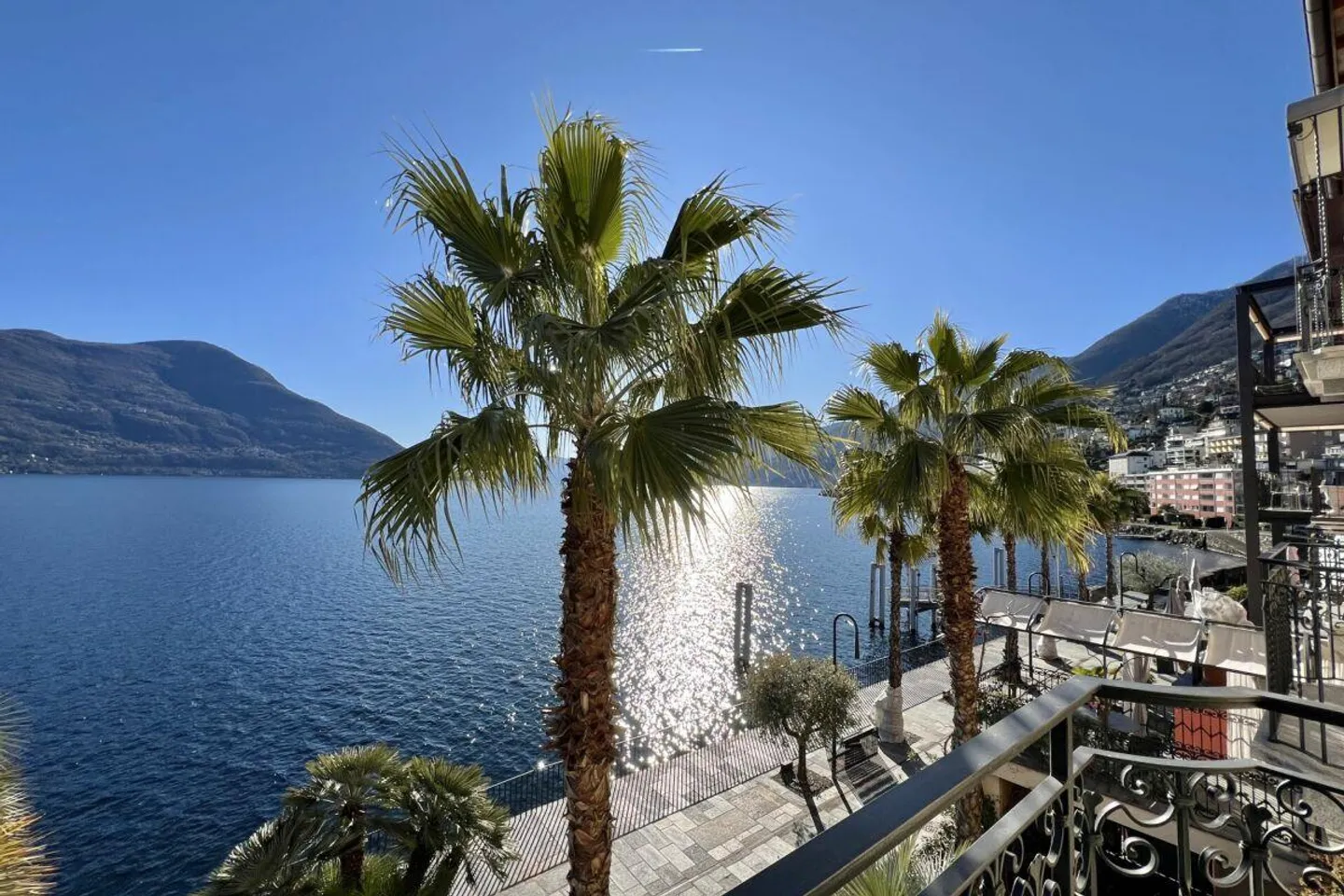 RISERVATO! Appartamento esclusivo direttamente sul lago in un palazzo ristrutturato con piscina comune - Foto 21 di 28