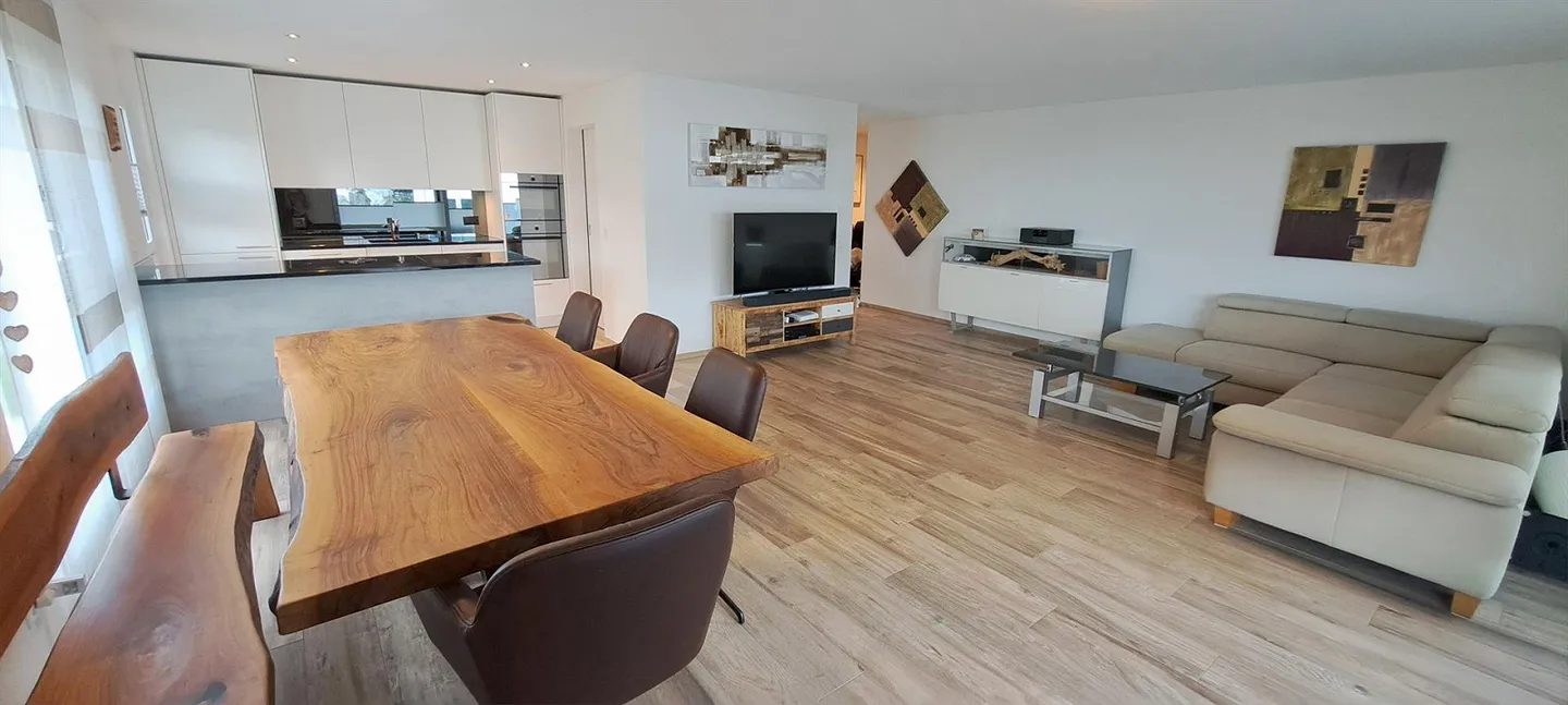 Appartamento 4 1/2 stanze a Winznau incluso 3 posti auto e stanza hobby - Foto 1 di 25