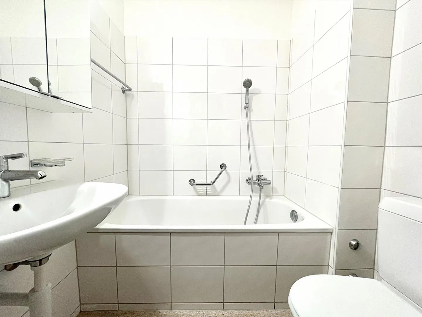 Near Musical Theater - Old Building Apartment near Public Transport - Photo 6 of 9