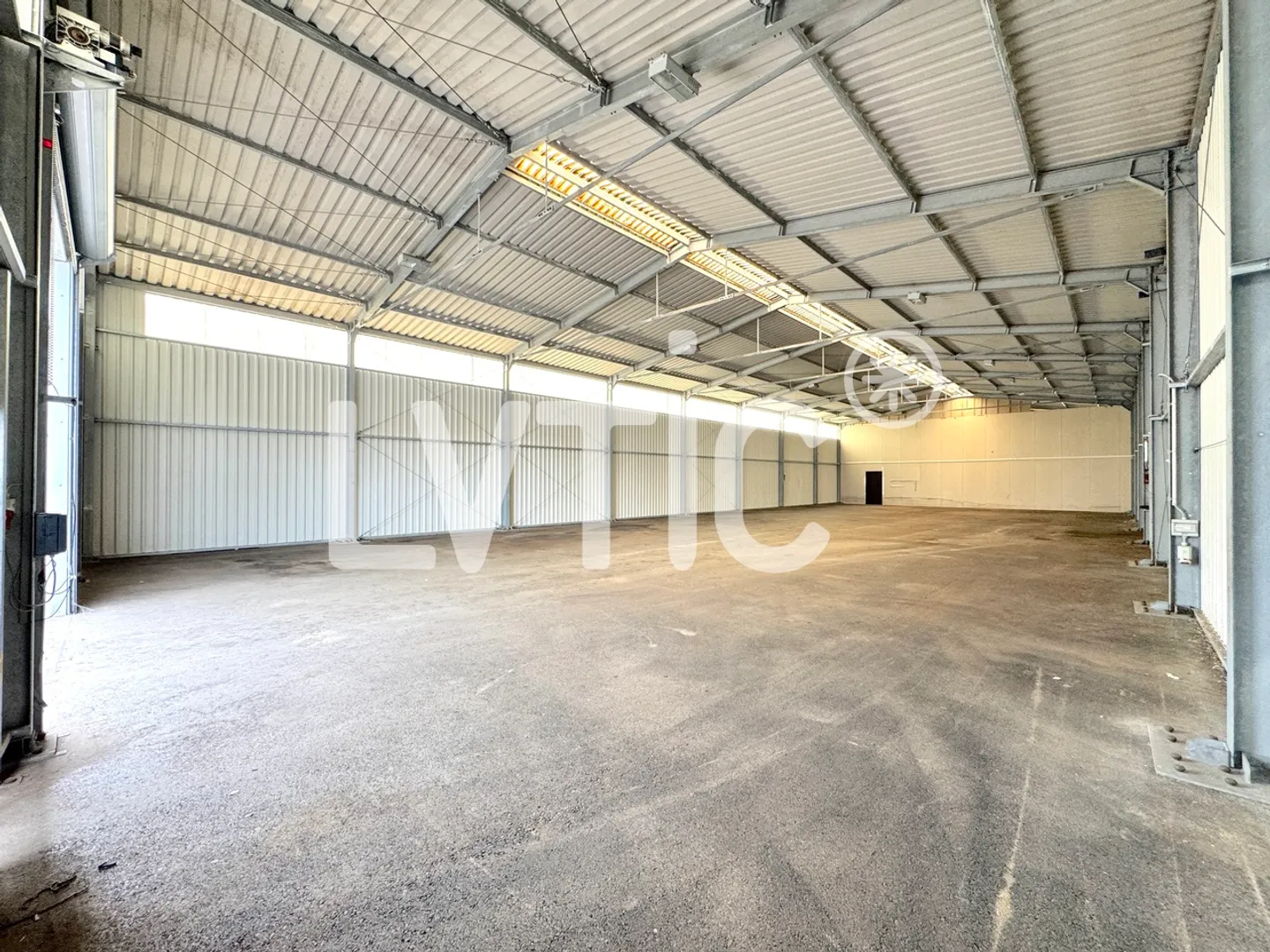 Magazzino, officina di 600 m2, da 300 m2 in affitto a St-Aubin - Foto 2 di 6