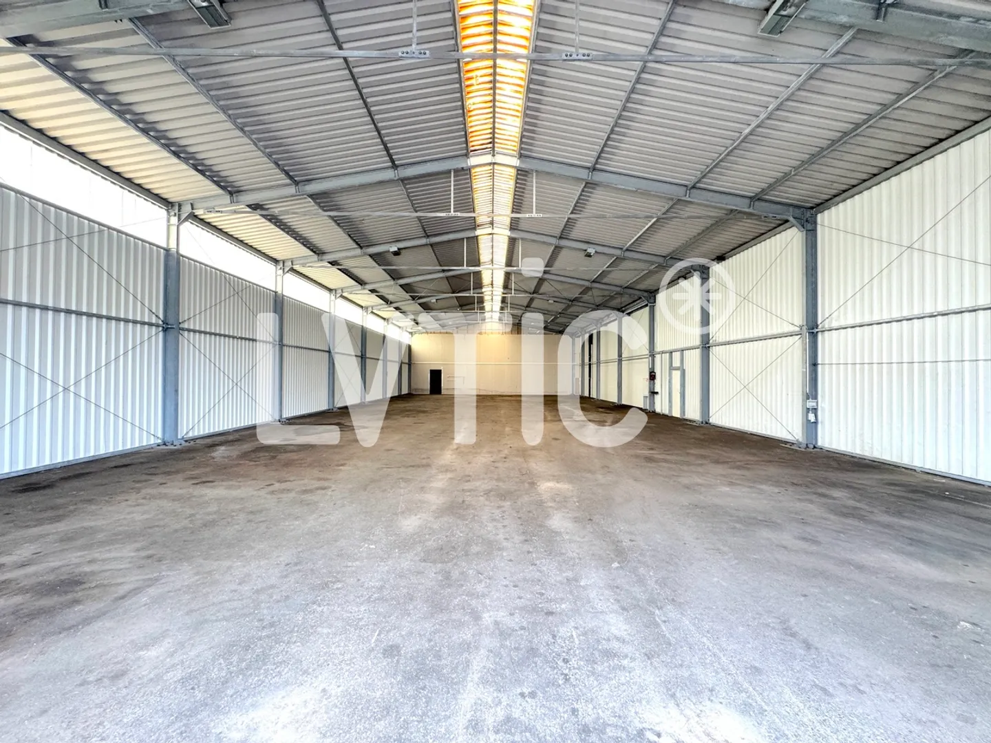 Magazzino, officina di 600 m2, da 300 m2 in affitto a St-Aubin - Foto 1 di 6