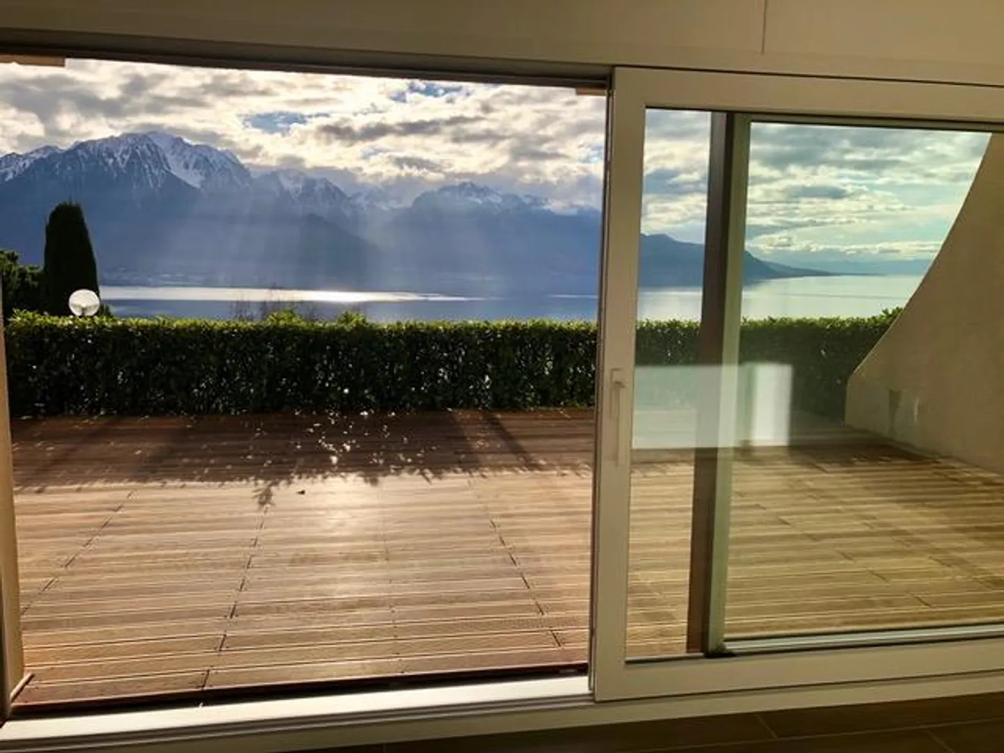 Charmant appartement de 2,5 pièces avec vue imprenable sur le lac et les montagnes à Chernex - Photo 1 sur 6