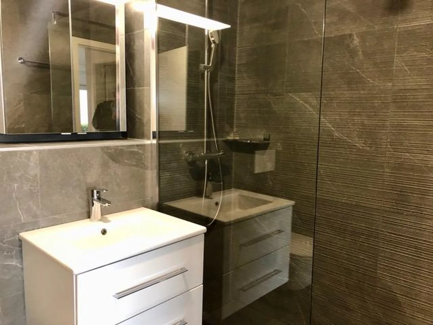 Charmant appartement de 2,5 pièces avec vue imprenable sur le lac et les montagnes à Chernex - Photo 2 sur 6