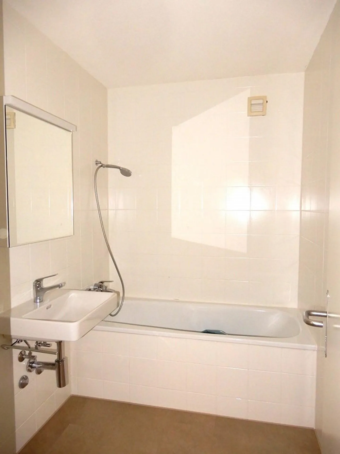 Emplacement ensoleillé et grandes fenêtres, à 5 minutes à pied du lac de Zurich - Photo 8 sur 11