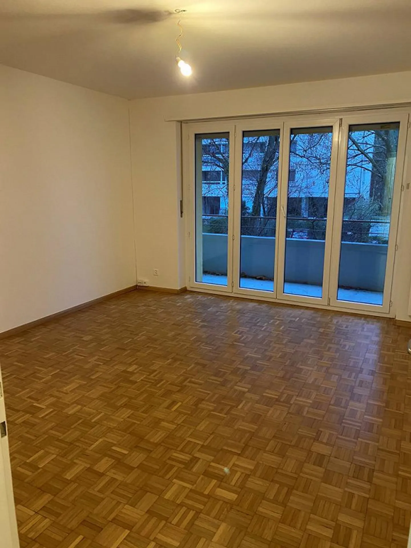 Bell'appartamento di 3 stanze tranquillo con balcone - Foto 2 di 8