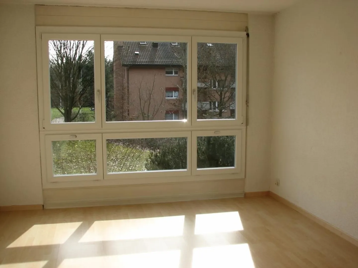 4.5-room apartment with patio and fireplace in Bassersdorf - Photo 3 of 6