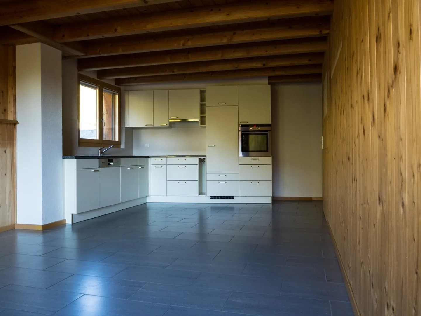 Attico di 4,5 stanze in posizione tranquilla e soleggiata - Foto 3 di 11