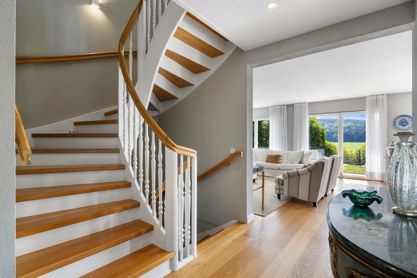 VIEW MEETS COUNTRY HOUSE CHARM: Elegant 6.5-room single-family home... - Photo 4 of 13