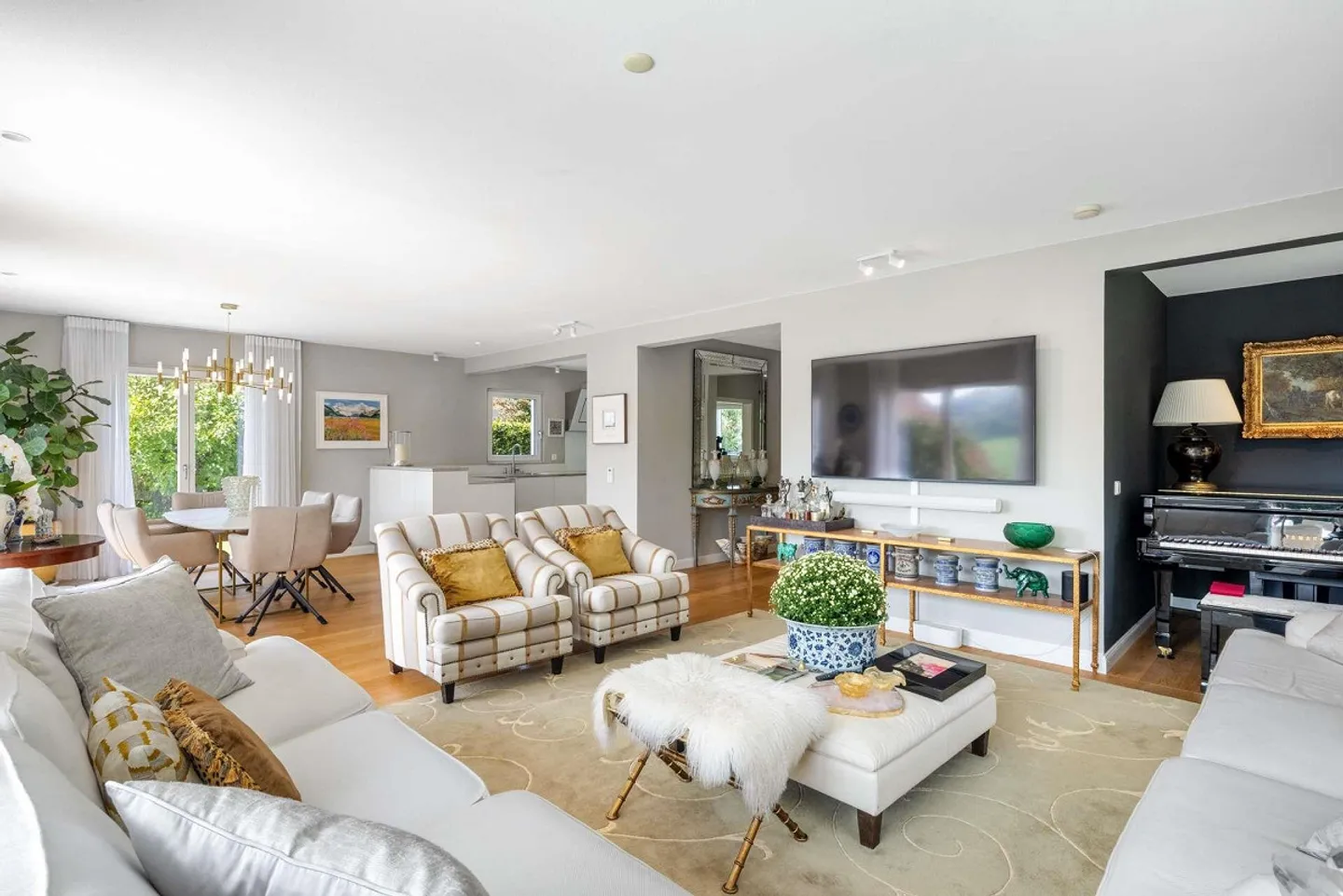 VIEW MEETS COUNTRY HOUSE CHARM: Elegant 6.5-room single-family home... - Photo 6 of 13
