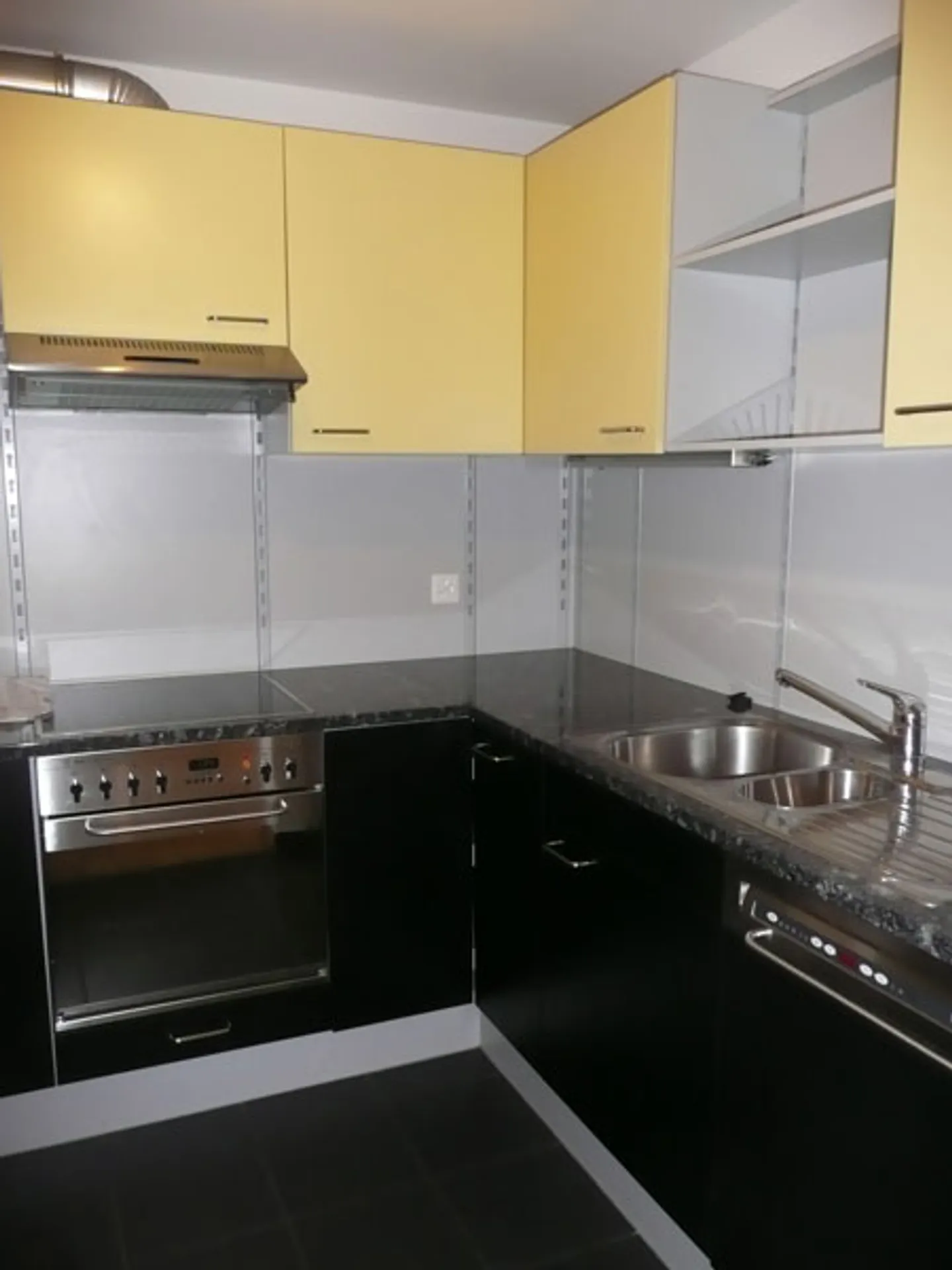 Apartment for rent - Photo 3 of 4