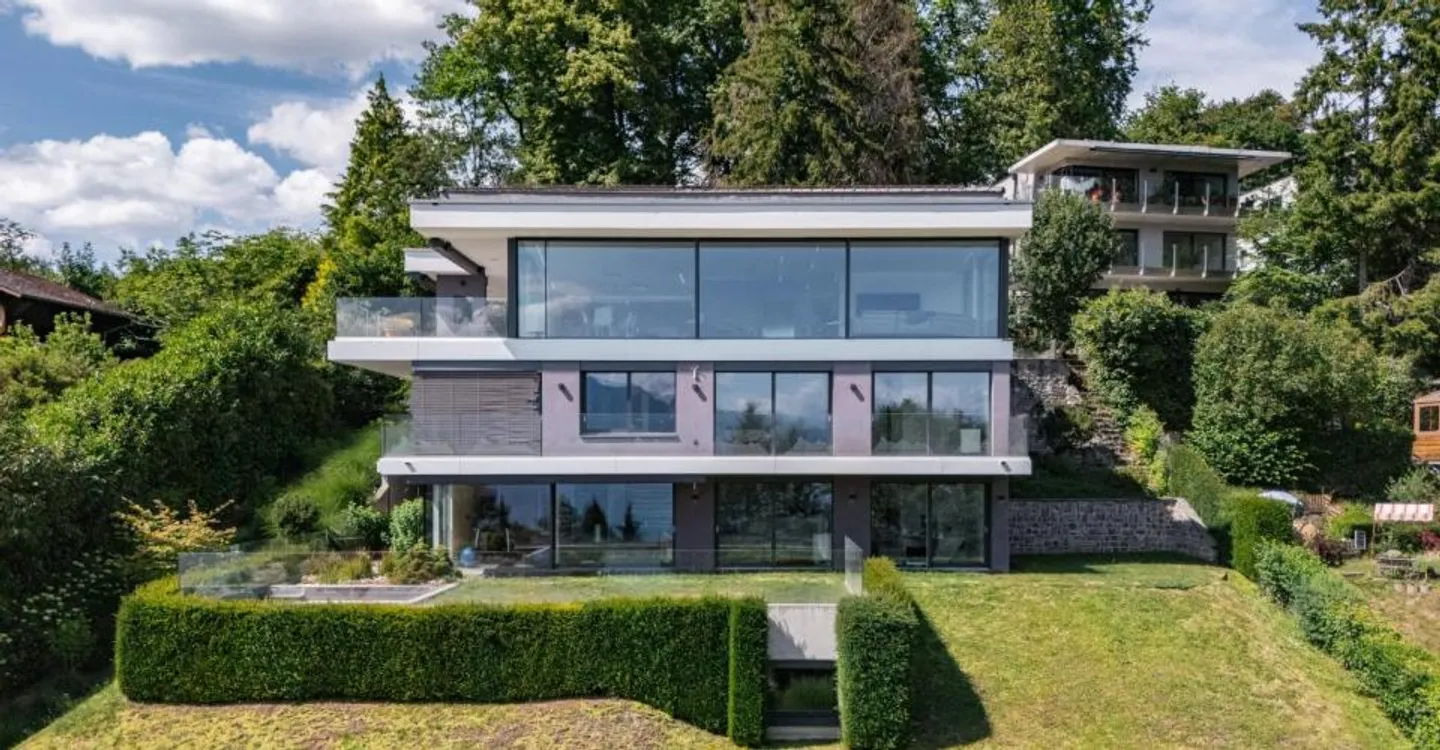 Moderne Villa mit Seeblick - Foto 1 von 12
