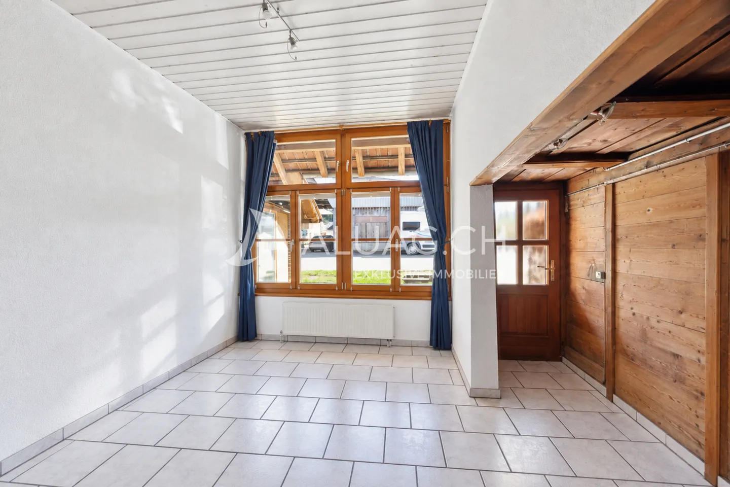 FARMHOUSE EXTENSION WITH GREAT DEVELOPMENT POTENTIAL - Photo 3 of 7