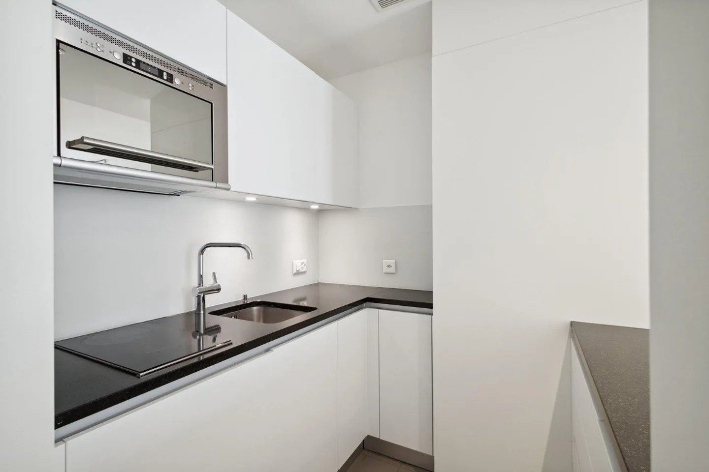 strategic studio apartment a stone's throw from the center - Photo 2 of 9