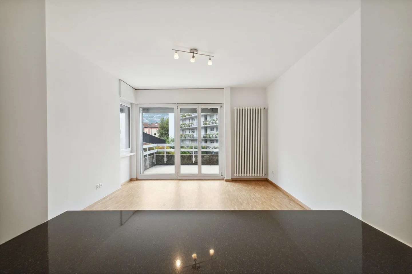 strategic studio apartment a stone's throw from the center - Photo 4 of 9