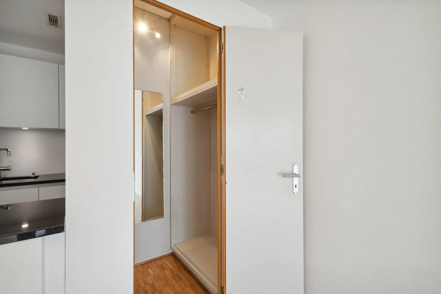 strategic studio apartment a stone's throw from the center - Photo 8 of 9