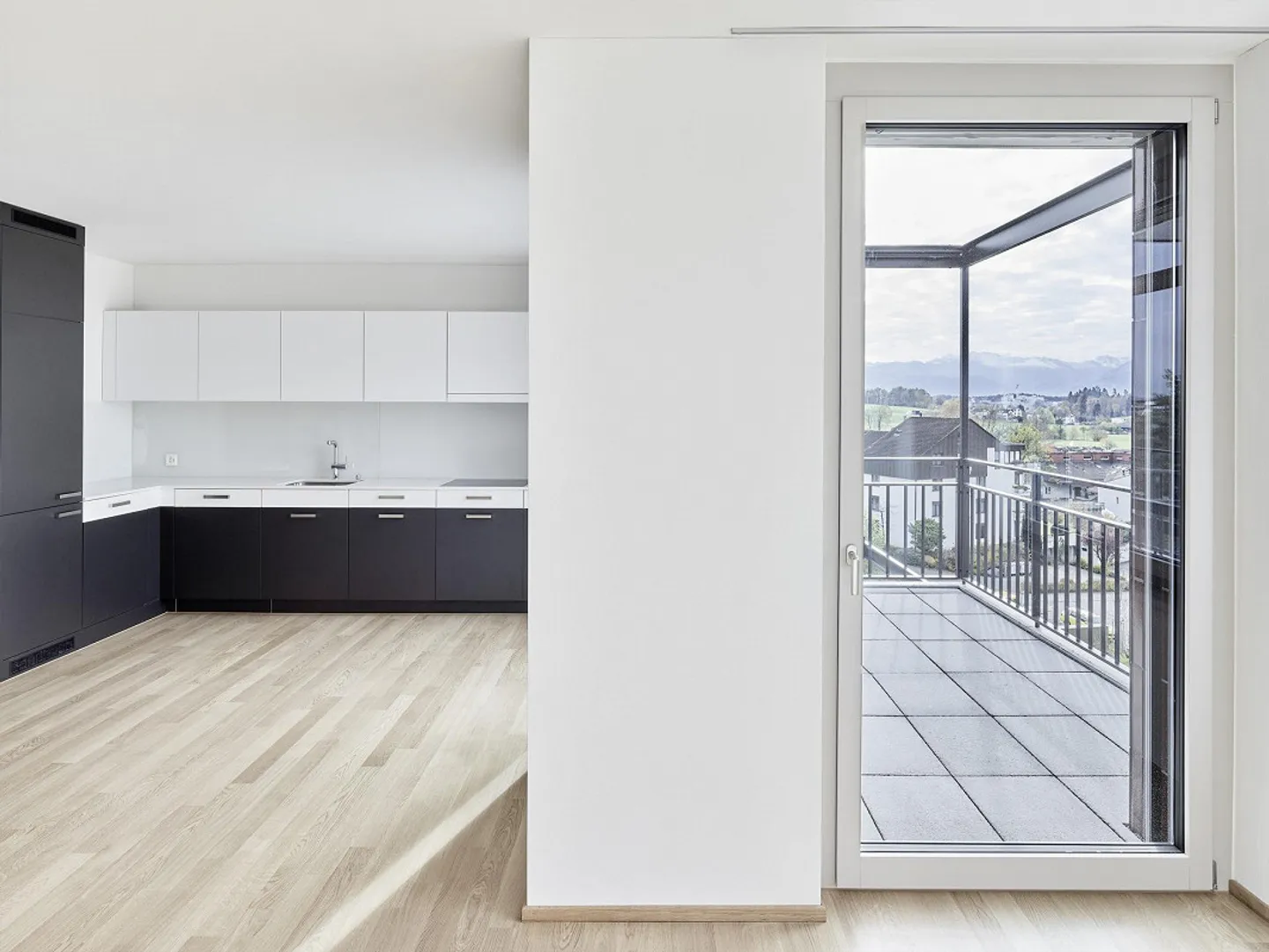 Beautiful 2.5 Room Apartment with View - Photo 2 of 3