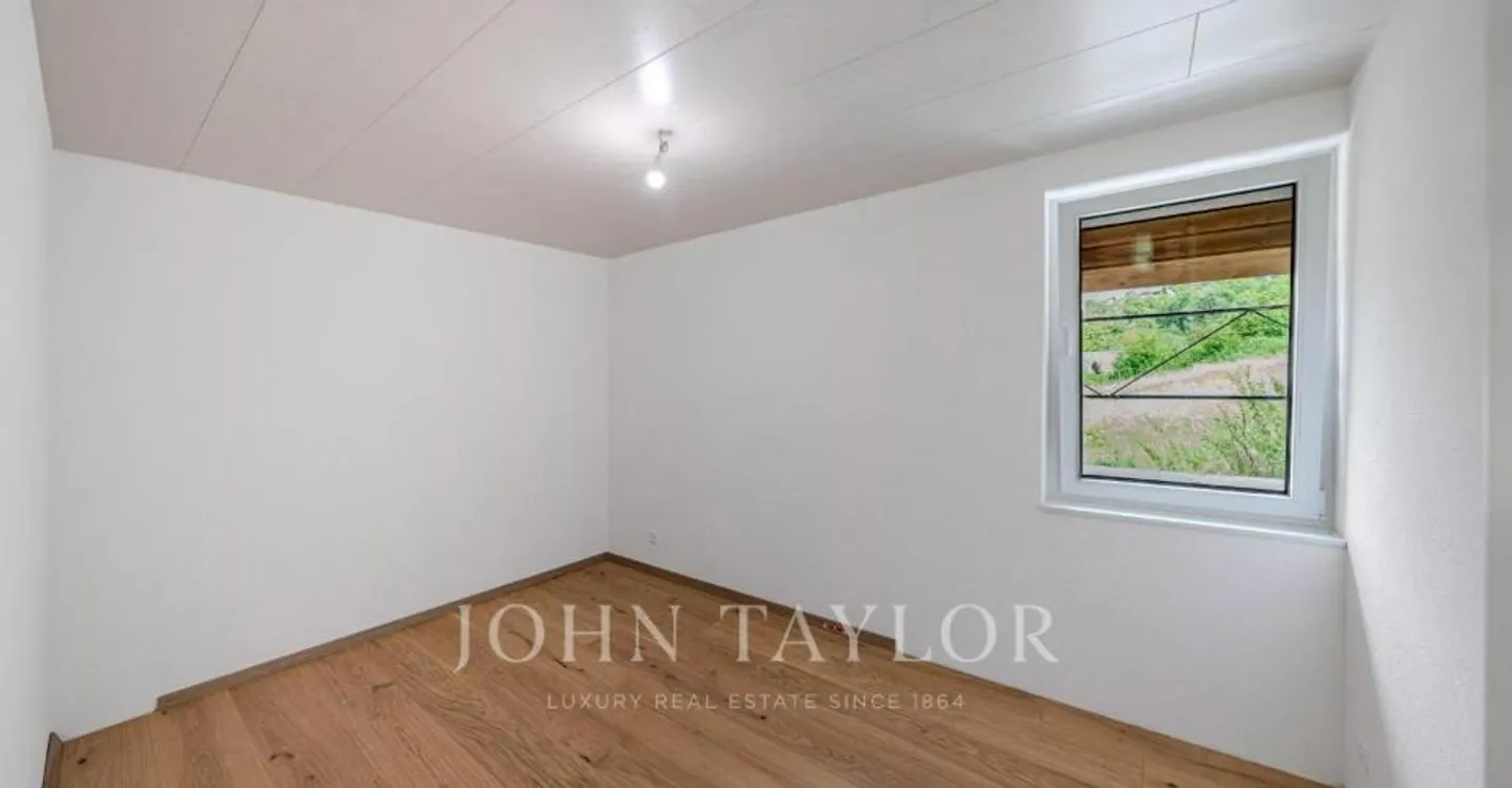 Charming Apartment with Lake View - Photo 5 of 11