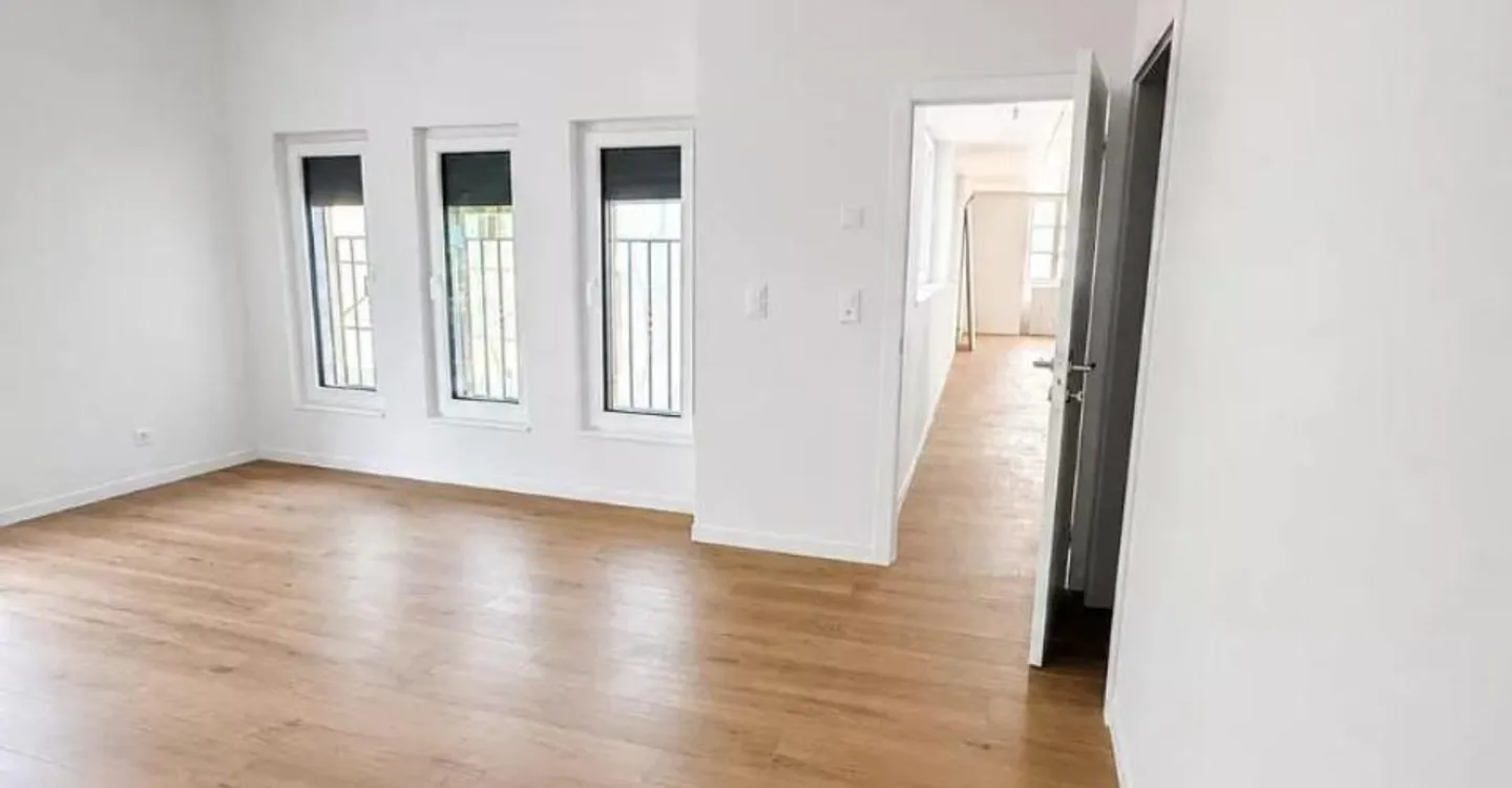 Charming Apartment with Lake View - Photo 7 of 11