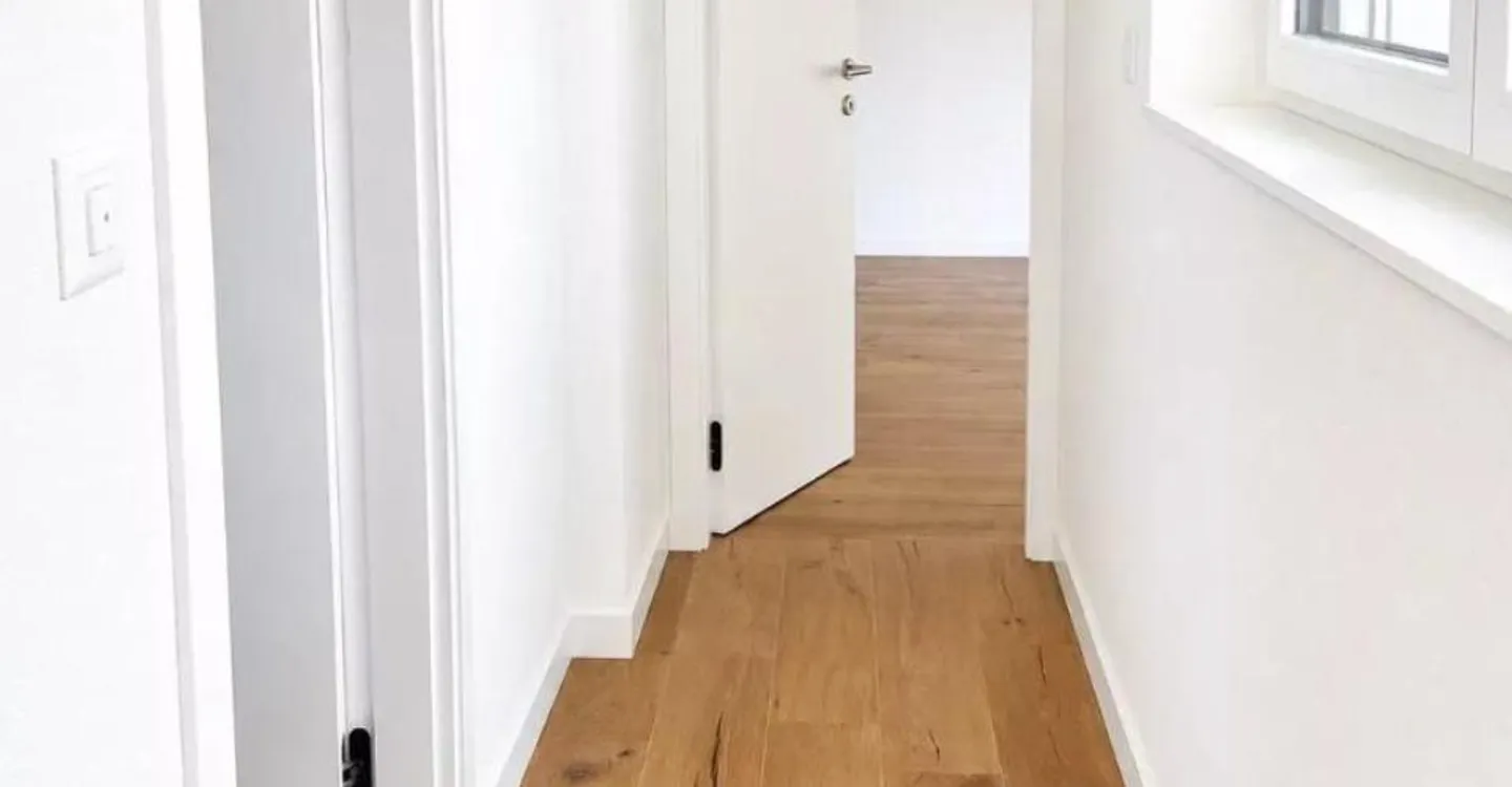 Charming Apartment with Lake View - Photo 8 of 11