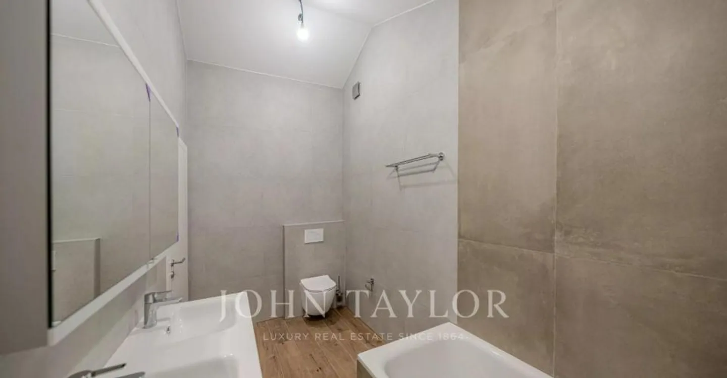 Charming Apartment with Lake View - Photo 10 of 11