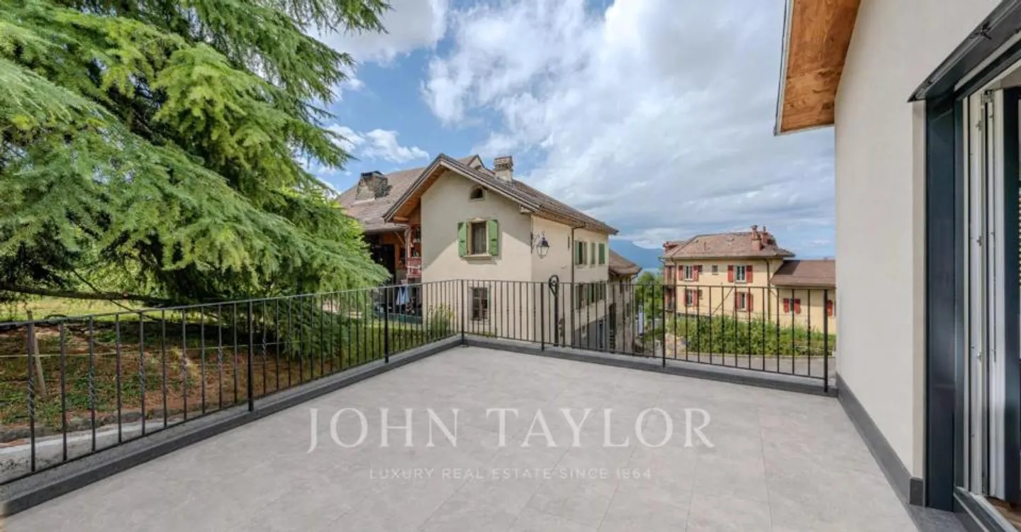 Charming Apartment with Lake View - Photo 11 of 11
