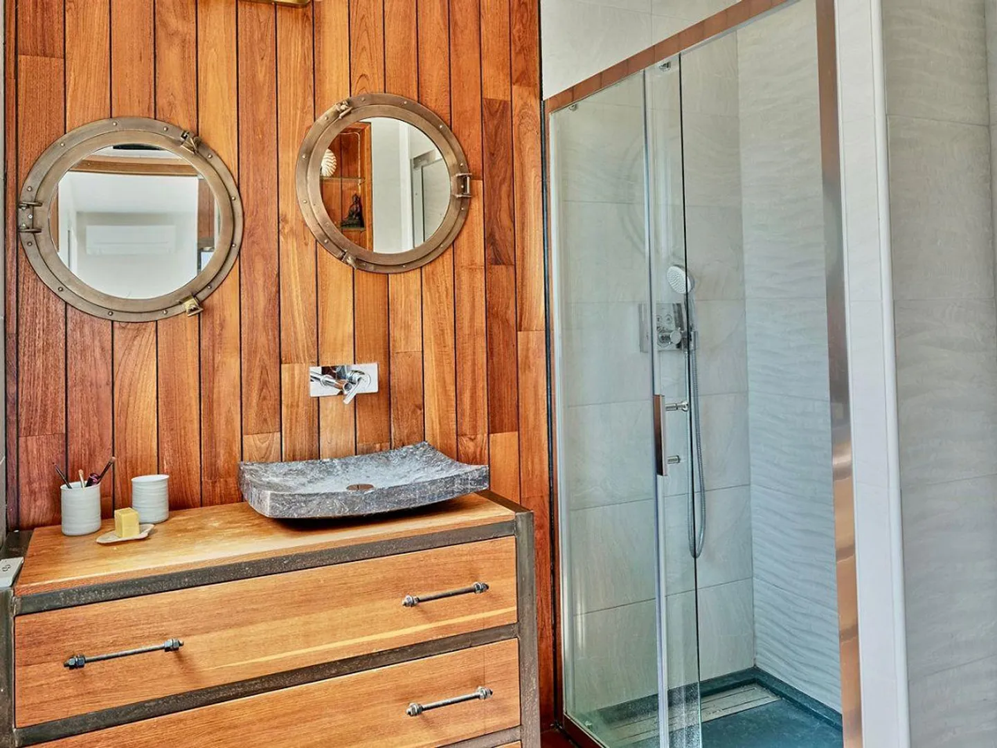 Stunning Villa with Lake View - Photo 9 of 10