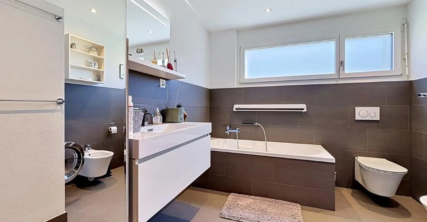 Villa spacieuse avec deux appartements - Photo 8 sur 12