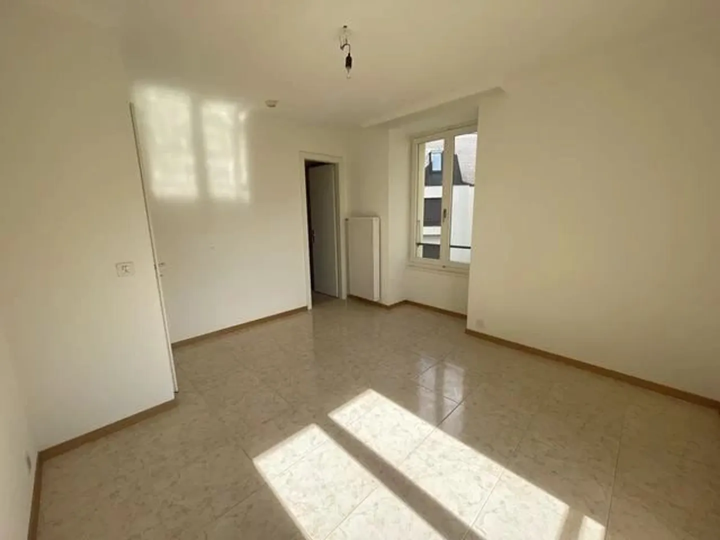 Appartamento di 3,5 locali al 4° piano con vista sul lago. - Foto 8 di 10