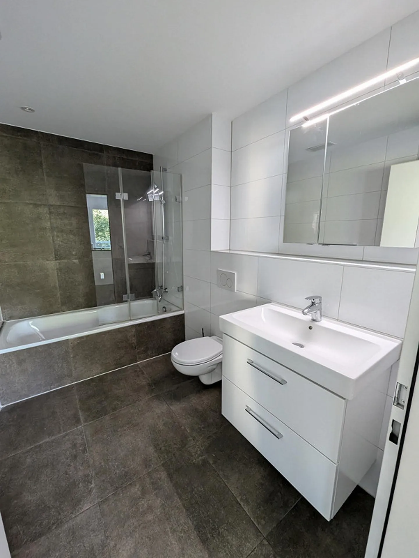 Appartamento moderno di 2,5 stanze con balcone ad Allschwil - Foto 8 di 12