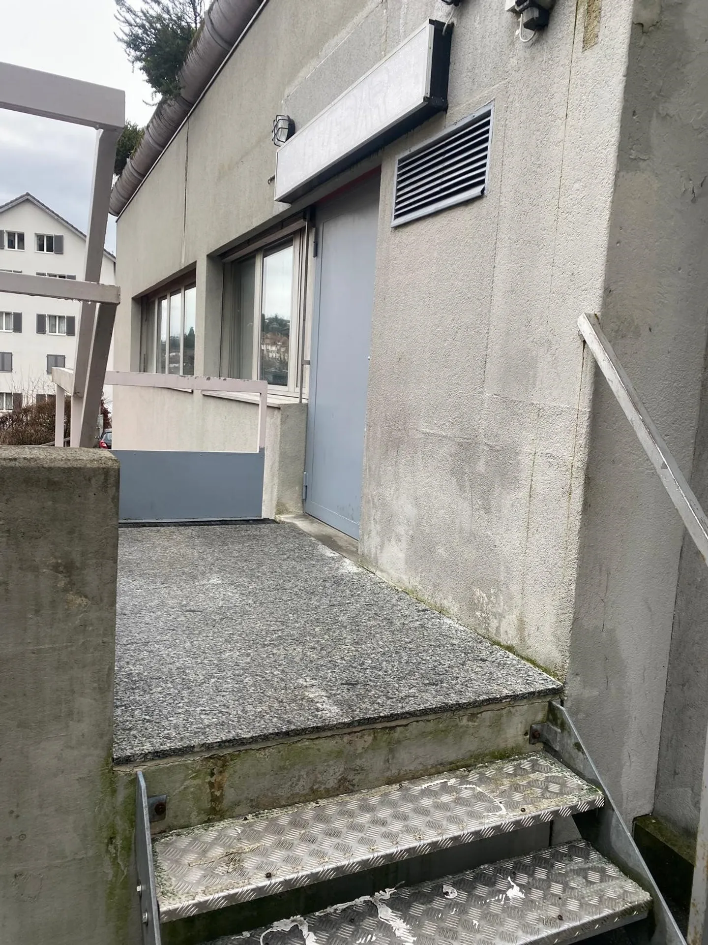 Spazio commerciale attraente in affitto con ingresso separato - Foto 3 di 15