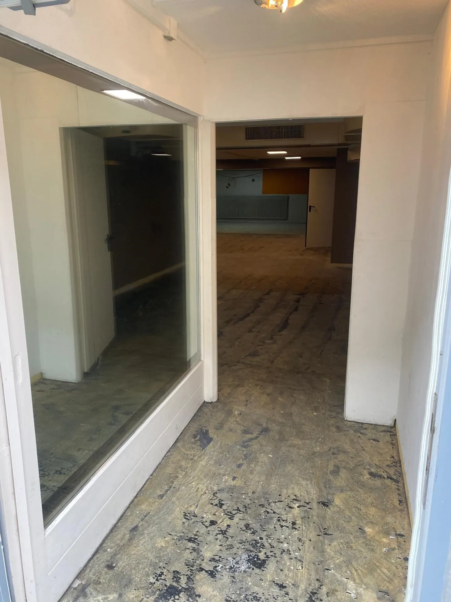 Spazio commerciale attraente in affitto con ingresso separato - Foto 4 di 15