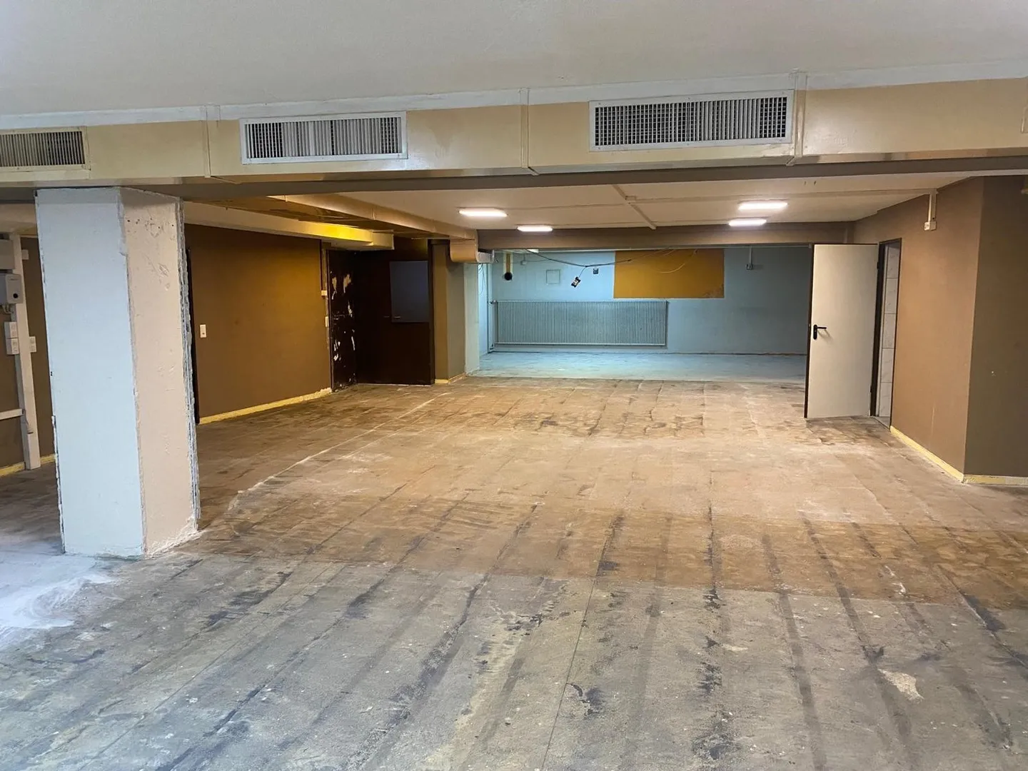 Spazio commerciale attraente in affitto con ingresso separato - Foto 1 di 15