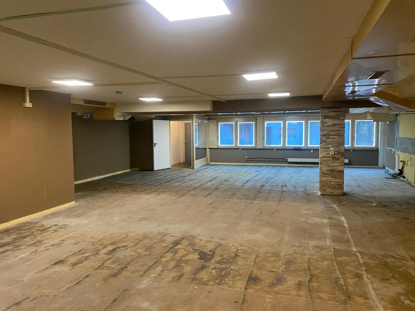 Spazio commerciale attraente in affitto con ingresso separato - Foto 8 di 15