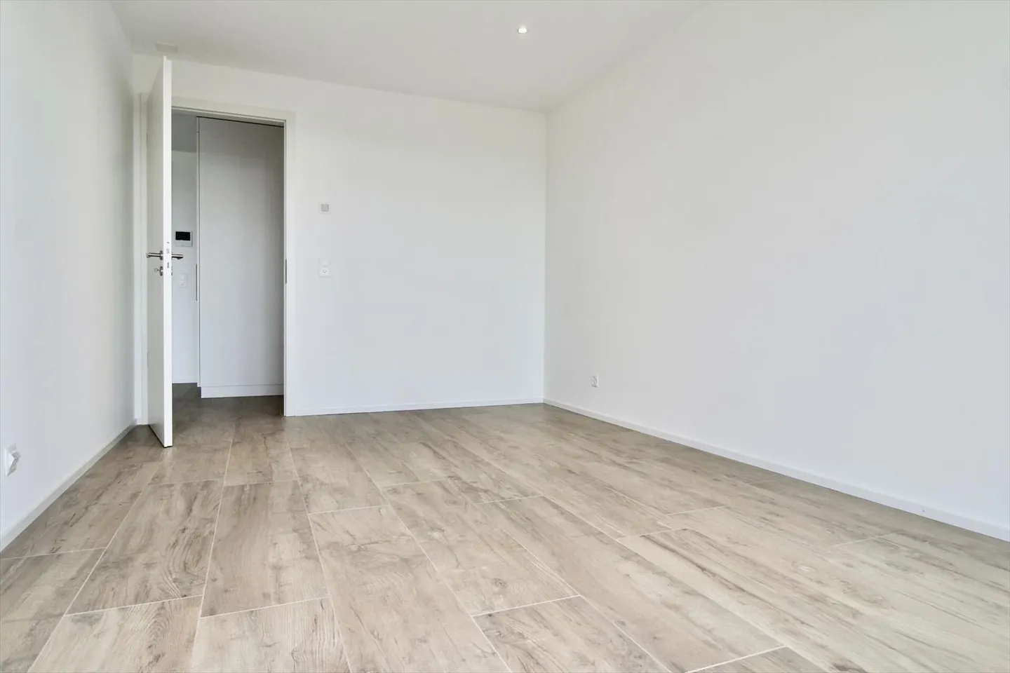 Two-room apartment, bright and new, with a view and large terrace - Photo 8 of 11