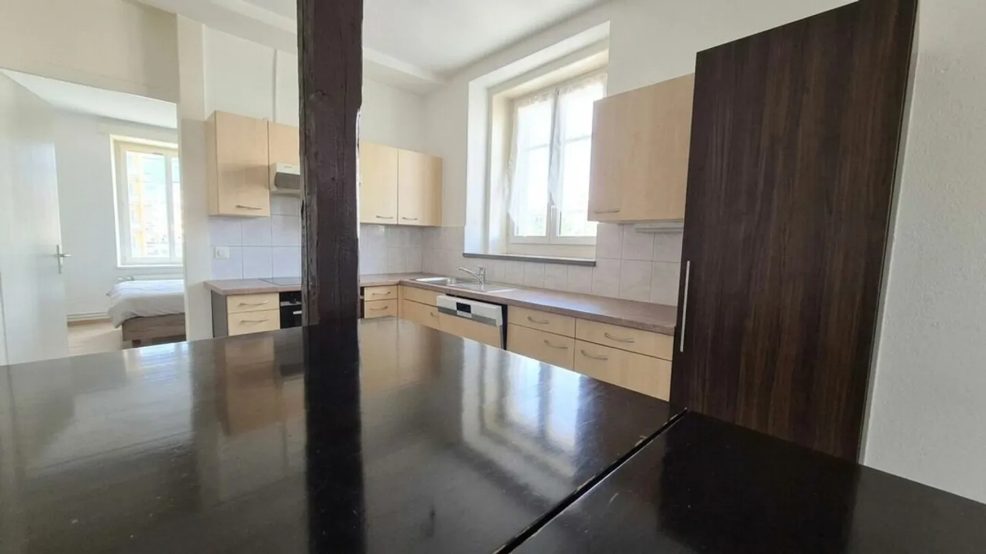 Bright 4-Room Apartment with South Balcony - Close to All Amenities - Photo 2 of 7