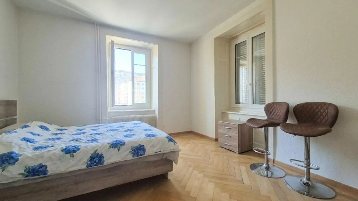 Bright 4-Room Apartment with South Balcony - Close to All Amenities - Photo 3 of 7