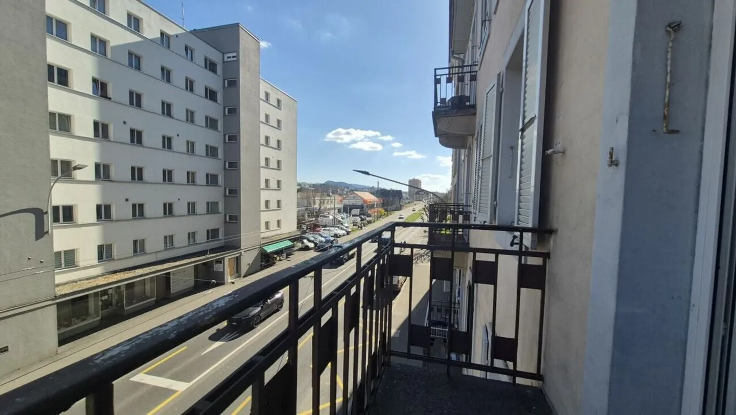 Bright 4-Room Apartment with South Balcony - Close to All Amenities - Photo 7 of 7