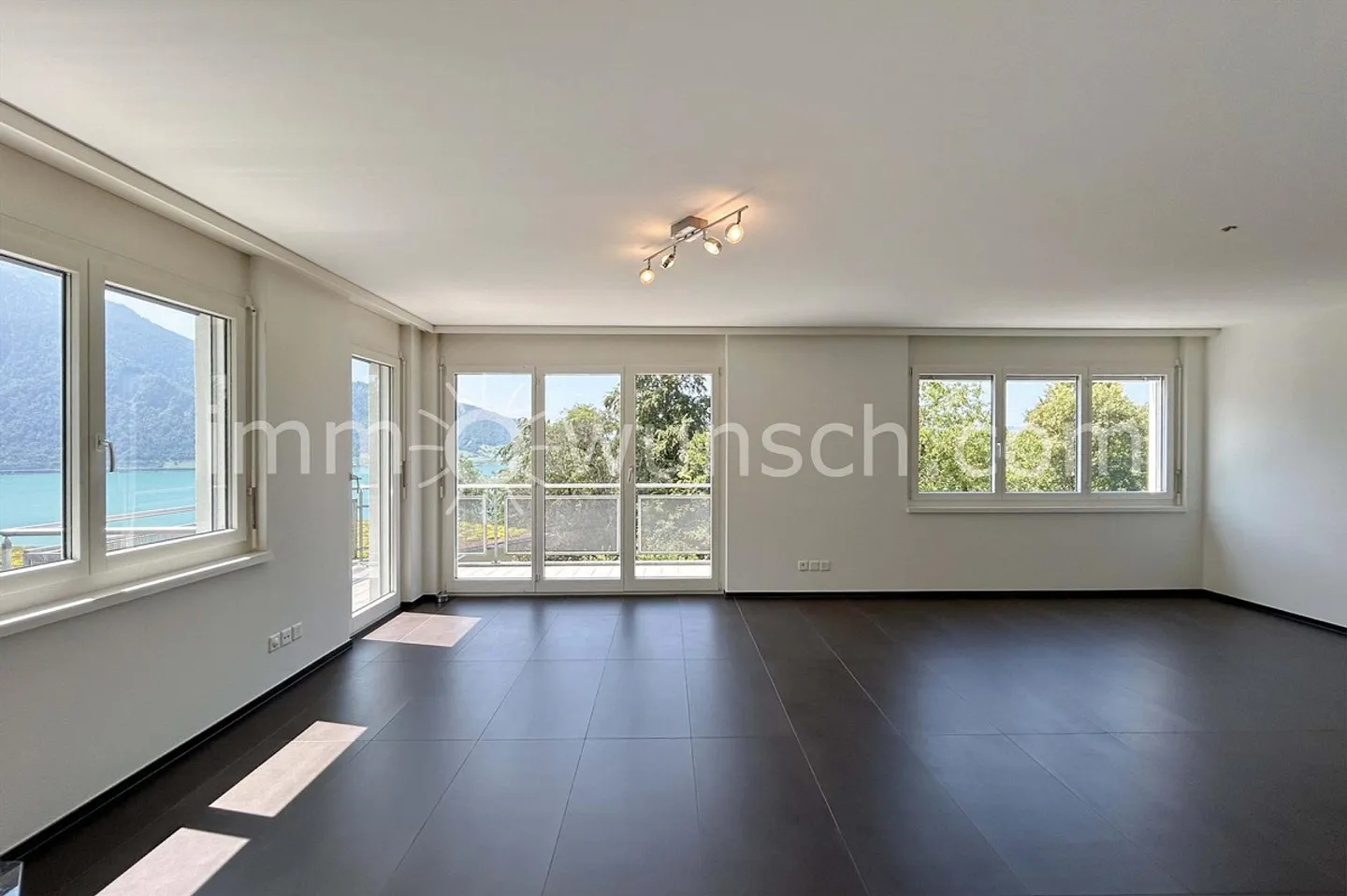 Exclusive 4 ½ room EGTW with breathtaking lake view in Walchwil - Photo 2 of 11